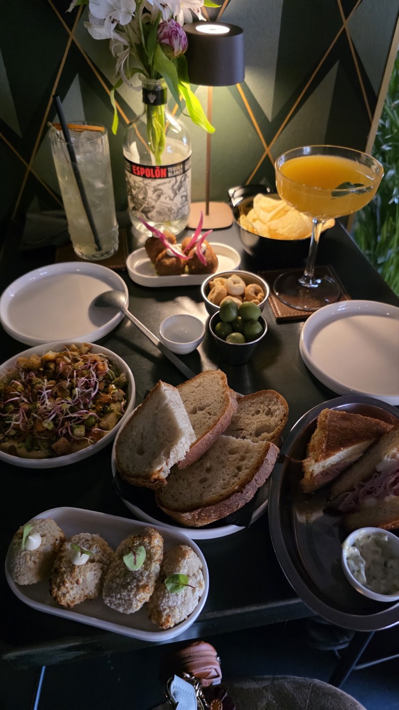 Tagliere di tapas e crostini con cocktail